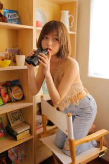 美女被扒开腿坐做动漫